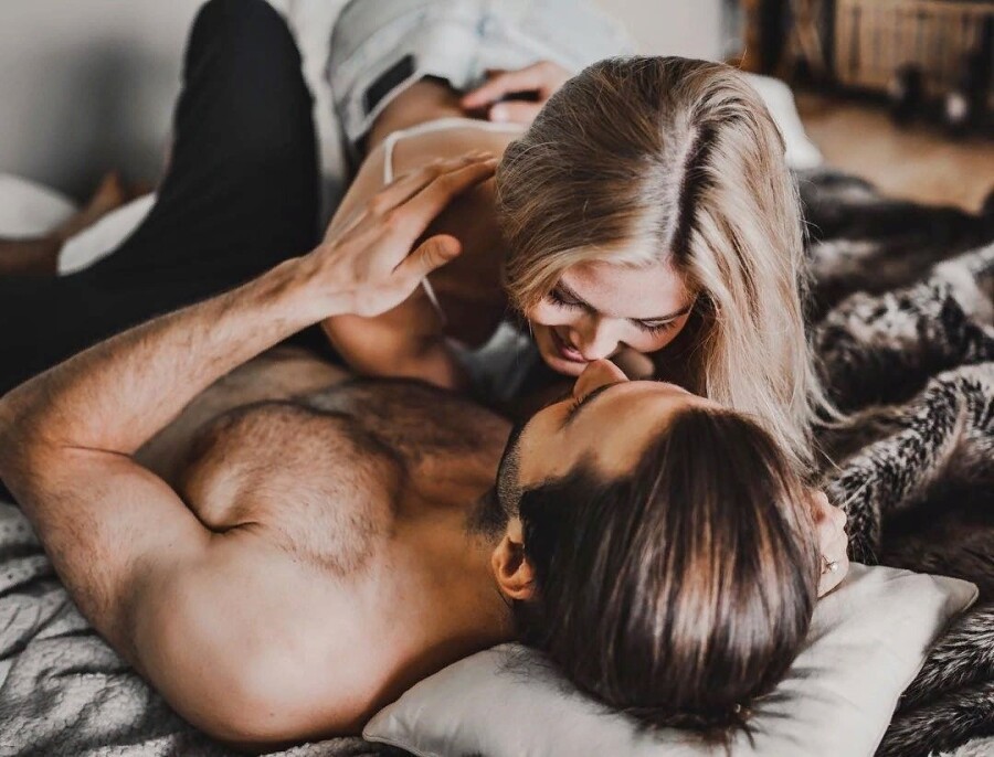 сексуальная пара в постели