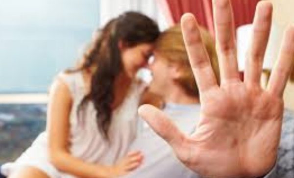 Любовник может рассказать о своей семье, сказать, что дома его не ценят, не понимают, но в то же время занимает время, чтобы переехать с вещами, даже если ему звонят и ждут