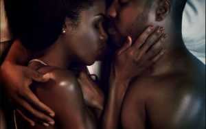 Секреты женского счастья: как ее ласкать и каких действий избегать в постели?