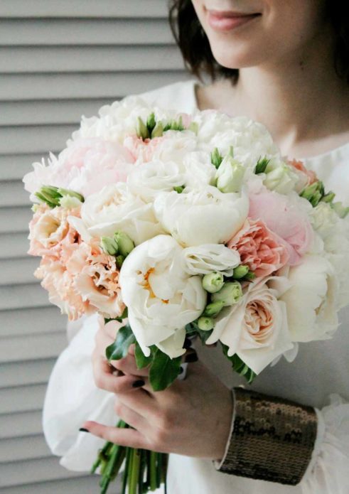 Белые пионы в сочетании с розами