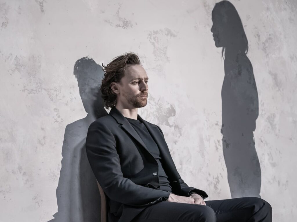 Предательство: что такое, определение, кто такой предатель, почему люди предают друзей и любимых, причины, как пережить