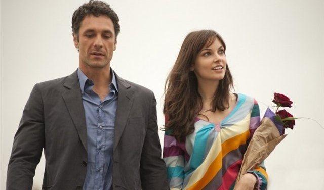 Как понять, что ты нравишься женатому мужчине: 3 основные признака