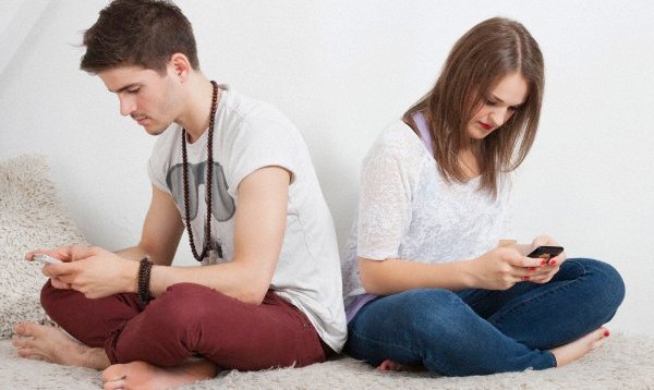 Как понять, что ты нравишься женатому мужчине: 3 основные признака